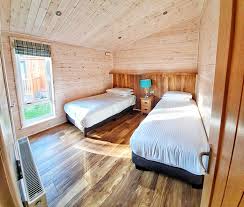 Our loch lomond log cabins are situated near the foot of ben lomond on the east shores of loch lomond at rowardennan 10 miles north of drymen. Loch Lomond Castle Lodges