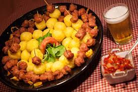 Além da promoção, o delivery do ali ba bar oferece almoço e as incomparáveis porções. Foto De Mesa De Bar Com Cerveja E Tira Gosto Novocom Top