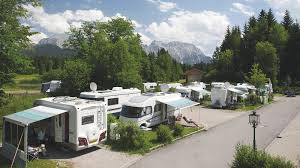 Stellplatze Mit Bergblick Komfort Und Viel Alpine Natur Im Isartal Das Bieten Die Camping Anlagen Und Wohnmobil Stellplatze Bei Kru In 2020 Camping Campingplatz Tipi