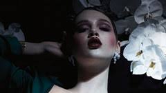 Шелковые и атласные платья, комбинезоны, кимоно, брюки, цветы и мех