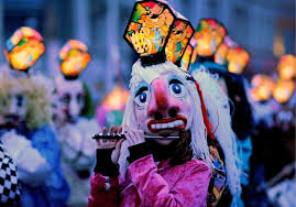 At exactly 4am all the lights in the old town of basel are turned off and the industrielle werke basel (the industrial works of basel are the public utility organisation of the city) shuts down the streetlights. Morgestraich In Basel Wie Kommt Man Hin Sudwest Badische Zeitung