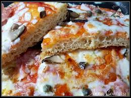 Stendiamo con le mani unte e condiamo la superficie con della salsa. Ricetta Della Pizza Di Benedetta Rossi Soffice E Ben Lievitata