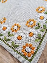 Lovely Floral Embroidered Tablecloth In Very Good Condition Spotless The Size Is 12 1 2 X Ponto Cruz Moderno Projetos De Ponto Cruz Bicos De Croche Simples