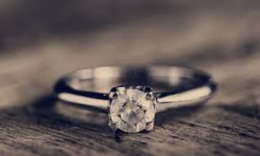 Prix du diamant selon le carat (0,30 carat, 0,50 carat, 0,70 carat, 1 carat…) le carat, en joaillerie, est une unité de masse permettant de calculer le poids d'un gemme. Ou Comment Faire Estimer Sa Bague En Diamant Value Com