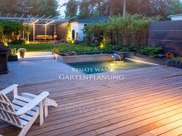Moderner Garten Mit Gartenbeleuchtung Wasserbecken Und Holzdeck Modern Garden Backyard Rooftop Garden