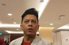 Maybe you would like to learn more about one of these? Ariel Noah Potong Rambut Sendiri Pakai Cukuran Kumis Ini Hasilnya Matamata Com