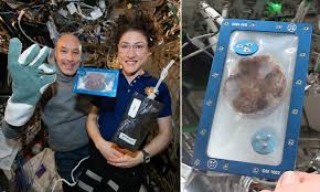 Maybe you would like to learn more about one of these? DoriÈ›i O PrÄƒjiturÄƒ SpaÈ›ialÄƒ AstronauÈ›ii Pas Mic Pentru Om Salt UriaÈ™ Pentru CofetÄƒrie Evenimentul Zilei