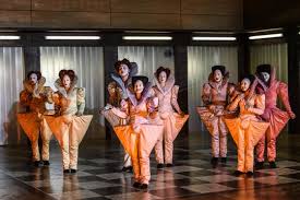 Maria stuart ist ein klassisches drama von friedrich schiller. Maria Stuart Nationaltheater Mannheim Die Verrenkungen Herrscherlicher Schauspieltechniken Lasst Claudia Bauer In Einer Grellen Travestie Vorfuhren