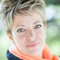 Kim Caster's Instagram, Twitter & Facebook