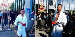 Jaga air sendiri yang tidak berapa subur itu, atau cari air lain. Jamal Yunos Shows Up At Menteri Besar S Office In Bath Towels