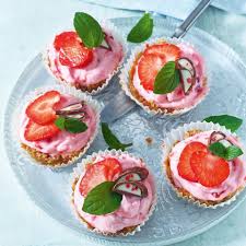 Yogurette Tortchen Herrlich Erfrischend Schmecken Diese Yogurette Tortchen Die Mit Frischen Erdbeer In 2020 Yogurette Torte Kuchen Und Torten Desserts Ohne Backen