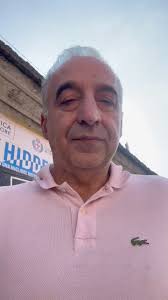 Ariel è una Goldador, madre Golden e padre Labrador. Troppo freddo per  nuotare e senza di me lei non va in acqua. Sulla spiaggia però ci  divertiamo con poco. L'idea comunque era