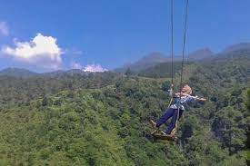 Kamu bisa berayun sambil menikmati indahnya hamparan pepohonan hijau. 5 Tempat Wisata Dengan Spot Foto Ayunan Instagramable Di Malang Yuk