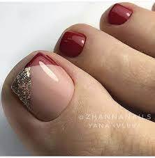 Primer plano de un modelo con medias negras. Pedikyur Unas Pies Decoracion Unas De Pies Sencillas Manicura De Unas