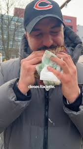 Raclette Steak aufm Eppendorfer Weihnachtsmarkt.🥩🎄 Ich war für euch bei,  @danersbeefbread und hab die Neuheit getestet: das Steak-Sandwich mit  Raclettekäse für 14 €. , 🥩 Ob sich der Preis lohnt und ob ...