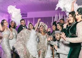 Erleben sie jetzt unser hochzeitskleid 20er jahre und verbinden sie modernität mit einer schönen prise nostalgie! Gold Glanz Und Glamour So Feiern Sie Ihre 20er Jahre Hochzeit