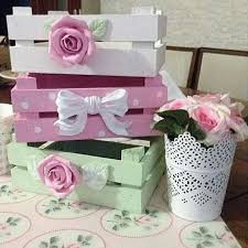 Las cajas de fruta en la decoración están muy de moda, como en general utilizar objetos reciclados, lo que me parece genial porque nos ahorramos un podemos usar cajas de fruta, de vino, o también cajones de madera comprados, si no conseguimos las cajas recicladas. Las Mejores 40 Ideas De Cajones De Fruta Decorados Cajones De Fruta Cajas De Fruta Cajones De Madera