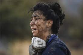 Η κατερίνα ιωαννίδου από τον πειραιά, εργάζεται ως υπάλληλος της πολιτικής προστασίας σαρωνικού και είναι εθελόντρια πυροσβέστης. Wkgbgwmu F0 Wm