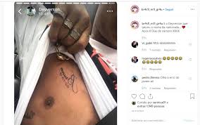 Recentemente, ele pediu a médica veterinária karina alexandre em casamento. Jogador Deyverson Faz Tatuagem Apos Uma Semana De Namoro E A Torcida Nao Perdoa Revista Marie Claire Celebridades