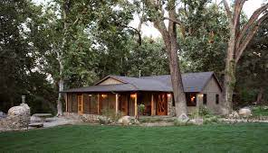 Whether you want inspiration for planning covered patio ranch exterior or are building designer covered patio ranch exterior from scratch, houzz has 175 pictures from the best designers, decorators, and architects in the country, including ferguson bath, kitchen & lighting gallery and ísark studio. Ranch Style Front Porch Houzz