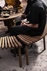 Ikea Deutschland Aus Robustem Eukalyptus Gefertigt Bequem Und Einladend Das Durchdachte Design Des Overallt Tisches Macht Ihn Ikea Hocker Ikea Gartentisch