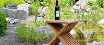 Er besteht aus geöltem eukalyptusholz und ist somit besonders massiv und vor wettereinflüssen geschützt. Beistelltisch Garten Gartenmobel Lunse