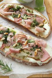 Bruschette Di Pane Integrale Con Prosciutto Cotto Al Basilico Lenti Crescenza E Pesto Leggero Di Basilico Food Wine Recipes Italian Recipes