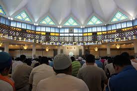 It is located at the confluence of the klang and gombak river and may be accessed via jalan tun perak.the mosque was designed by arthur benison hubback, and built in 1909. Sholat Jum At Di Masjid Negara Malaysia Kuala Lumpur Flickr