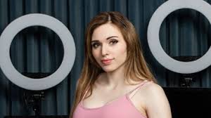 The licking trend arose in recent weeks, and has been popularised by stars including indiefoxx and amouranth. Amouranth Is Loosing Almost 1500 Usd Daily As Twitch Removed Ads