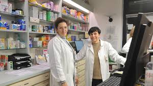 Beve lammoniaca per errore, donna salvata in farmacia - Cronaca