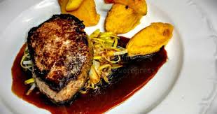 Argentinische Rinderfilet Mit Steckruben Puree Und Karamelisiert Apfel Auf Lauchgemuse Lauchgemuse Rinderfilet Steckrube