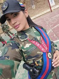 Diosa que bella vale ... Mínimo un general