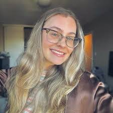 Sara Clements's Instagram, Twitter & Facebook