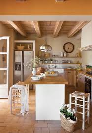 En cuanto a los muebles, es fundamental utilizar vitrinas de cristal, muebles de madera, una alacena que tenga tela de gallinero. Decoracion De Cocinas Pequenas Rusticas Simplythinkshabby