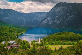 La légende dit que la slovénie a été créée accidentellement ; Eglise Alpine Traditionnelle Sur La Rive Du Lac Bohinj Slov Stock Photo Crushpixel