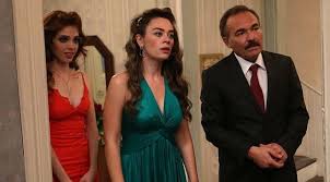 Fikret ve solmaz'ın 21 yıllık ilişkileri aynı gün sona erer ve ikili birbiriyle tanışır. Aile Arasinda Filmi Nerede Cekildi Aile Arasinda Oyunculari Kimler Ve Konusu Ne Takvim