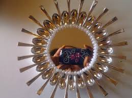 This is such a cute accent piece for any room and it is so easy to make!supplies:plastic spoons: Dollar Store Mirror Small Plastic Silver Spoons Plastic Spoon Art Plastic Spoon Crafts Spoon Mirror