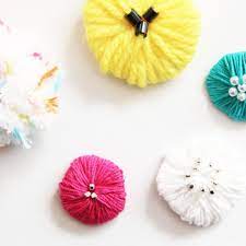 ご家庭にあるトイレットペーパーの芯と毛糸を使って簡単おしゃれなお花のブローチができます 編まずに巻くだけの作業で お子さんも簡単です 母の日にお祖母ちゃんにプレゼントしてもいいですね 糸の素材や大きさによって雰囲気が変わり 大人用 子供用と作り
