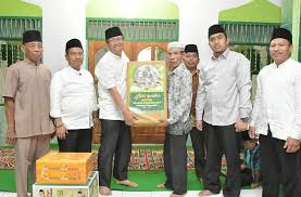 You should definitely cover from your shoulders to your knees, but it's best to cover calves too. Tim Iii Safari Ramadhan Sergai Sambangi Desa Penggalangan Media Center