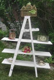 مكتبة بالاعتماد على سلم قديم ladder decor decor home decor