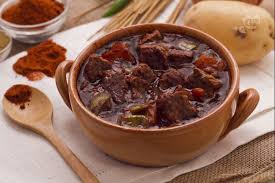 Nonostante il goulash di natura appartenga a una varietà di zuppe spesse, questo piatto è generalmente considerato niente più che carne in umido in salsa di pomodoro, che viene spesso. Gulash Di Cavallo Ungheria