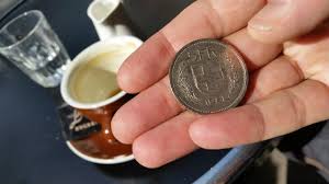 Hallo zusammen, es gibt eine einfache methode, die euch bares geld spart, wenn ihr im ausland einkauft. Geld Der Welt Wahrung Schweiz Der Schweizer Franken