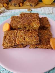 Eu am ras aluat ramas de la baza prajiturii, pe langa acesta am mai presarat si fulgi de migdale pe care ii aveam la indemana. Prajitura Cu Morcovi Si Fulgi De Ovaz Foodieopedia