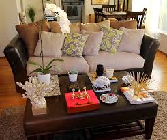 Decorating Ideas For Coffee Tables With Flower Vase And Pillow Also Wooden Chairs Couchtische Dekorieren Wohnzimmertisch Wohnzimmertische