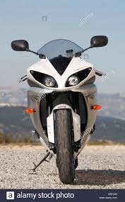 Motorräder zeichnen sich durch ein sehr geringes leistungsgewicht aus. Yamaha Yzf R1 Motorrad Stockfotografie Alamy