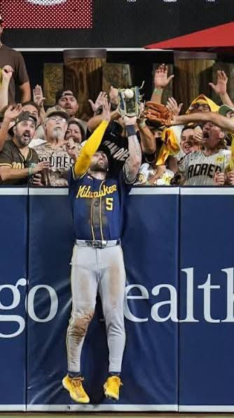 Garrett Mitchell robbed Manny Machado of a game-tying home run in the  bottom of the eighth 😱 (via @mlb)