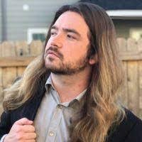 Derrick Giles's Instagram, Twitter & Facebook