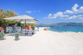 In order for us to convey to you the spirit of the beach, suffice it to say that among the locals and travelers, it. Die 10 Schonsten Strande In Trogir Placesofjuma