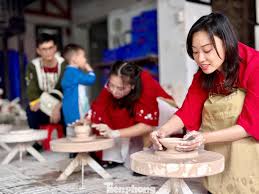 Du khách tự tay nặn gốm tại Bát Tràng