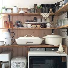 キッチン空間をよりいきいきと かわいい調理器具を飾ったおしゃれなキッチンインテリア実例15選 folk キッチンの装飾 キッチンの色 キッチンアイデア